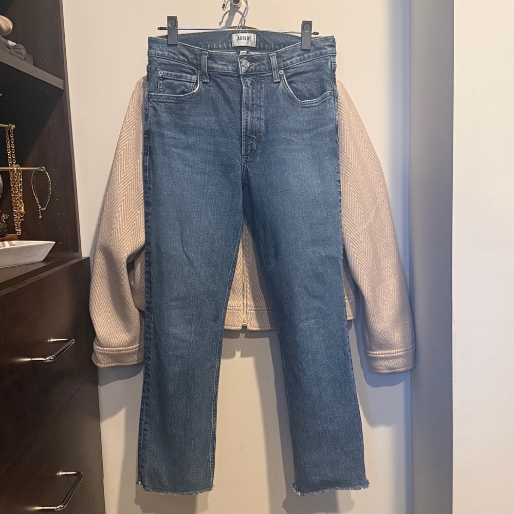 AGOLDE Kye Mid Rise Crop. Raw hem. Size 27
I believe the color is called Mirage.